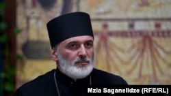 საპატრიარქოს საზოგადოებასთან ურთიერთობის ხელმძღვანელი ანდრია ჯაღმაიძე წერს, რომ ნიღბიანების ანგარიშსწორება სახიფათო ნიშანია. 