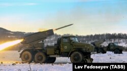 Военнослужащие, призванные в рамках частичной мобилизации, во время стрельбы из реактивных систем залпового огня (РСЗО) «Град» на полигонах Северного флота.