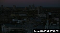 Atacurile cu rachetă de luni din Kiev au dus la întreruperea curentului, pentru mai multe ore. Instalațiile de alimentare cu energie electrică din mai multe regiuni sunt încă afectate, în urma atacurilor armatei ruse din ultima periodă.