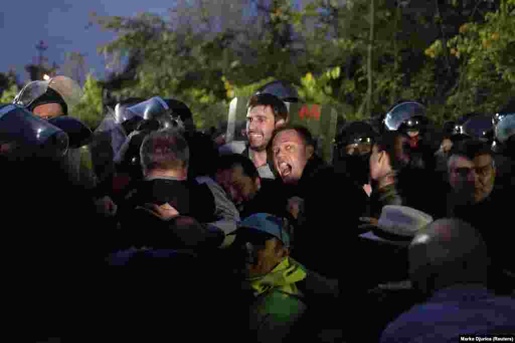 Ekološki aktivisti sukobljavaju se sa policijom dok protestuju protiv izgradnje novog mosta preko Dunava u srpskom gradu Novom Sadu.