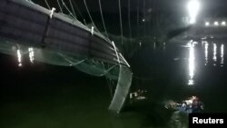 Спасителен екип издирва оцелели в река Маччу.