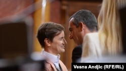 Ana Brnabić po treći put izabrana je za premijerku na glasanju u Skupštini Srbije, 26. oktobra 2022. Na fotografiji prima čestitke od predsednika Parlamenta, i svog stranačkog kolege, Vladimira Orlića. 