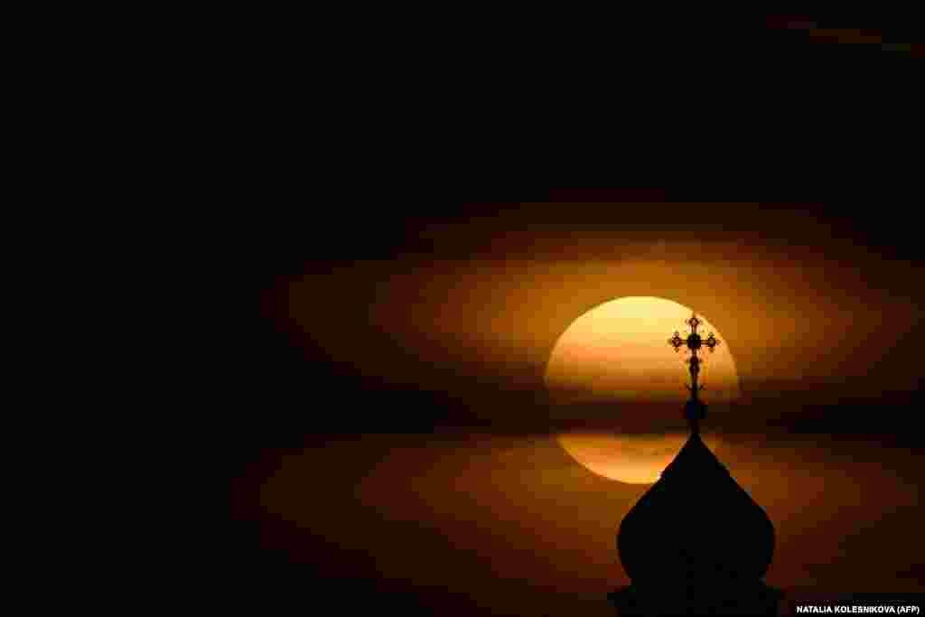 Sunce zalazi iza kupole Katedrale Hrista Spasitelja u centru Moskve.