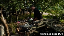 În timp ce Rusia le distruge sistemul energetic, ucrainenii se pregătesc pentru o iarnă aspră