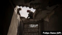 Ілюстраційне фото: рятувальники ліквідовують наслідки обстрілу в Харкові, 9 квітня 