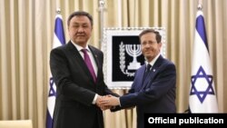 Элчи Өмүралиев менен Израилдин президенти Ицхак Герцог.