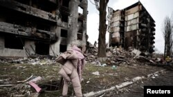 В Бородянка хората все още търсят близките си под развалините