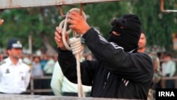 Өлүм жазасына тартууга даярдык, Иран. Иллюстрация сүрөт.