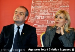 Elena Udrea își prezintă moțiunea cu care va candida la Congresul din 2013 în organizația Botoșani. Lângă ea se află fostul premier și președinte PDL, Emil Boc. Imagine din 16 martie 2013.