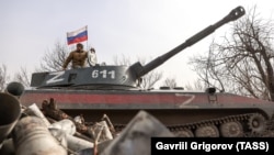 Російська інформагенція ТАСС, яка заходить разом з армією до захоплених населених пунктів, показує, як підконтрольні Росії формування розкидають на Луганщині «агітаційні снаряди»: в них, пишуть пропагандисти, листівки для ЗСУ «із закликами здаватися» 