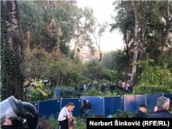 Na mesto protesta stigao je i jedan broj pripadnika Žandarmerije. Tamo je bila i policija koja od 18. oktobra obezbeđuje mesto gde su radnici kineske firme China Road and Bridge Corporation (CRBC) u utorak započeli postavljanje ograde za prve radove