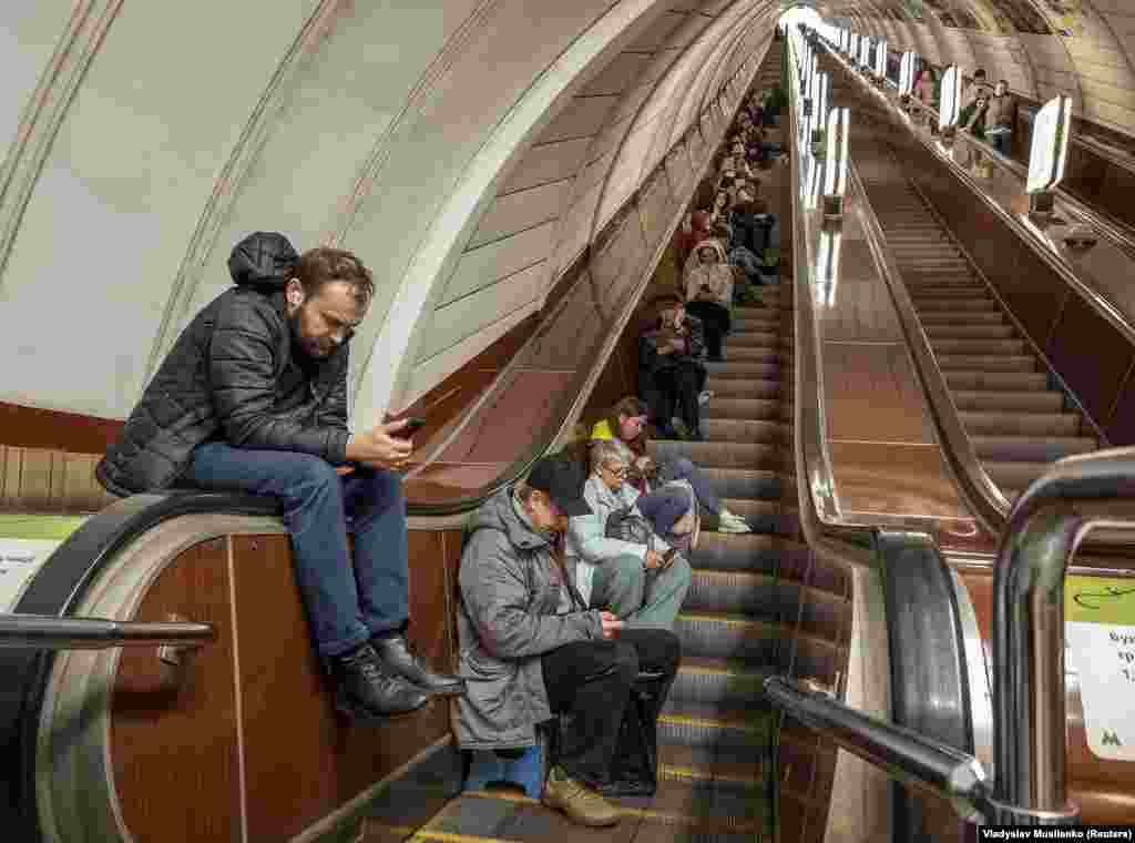 Ljudi se skrivaju unutar stanice metroa u Kijevu tokom ruskog raketnog napada na ukrajinski glavni grad.