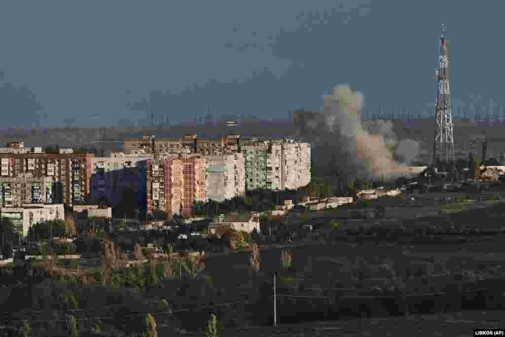 A plume of smoke rises above Bakhmut during Russian shelling on October 22. Prigozhin&nbsp;has reportedly recruited almost 1,000 inmates from two prisons in Russia&#39;s southwestern Rostov region, promising them early release if they fight in Ukraine.&nbsp;