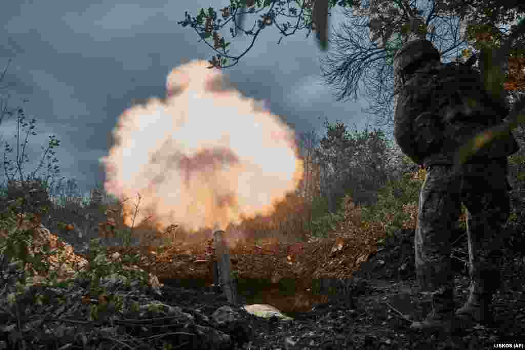 A Ukrainian soldier fires a mortar on Russian positions in Bakhmut on October 21. Ukrainian troops say Russian forces have made small yet costly gains, largely thanks to the Kremlin-connected military contractor Vagner group. &nbsp;