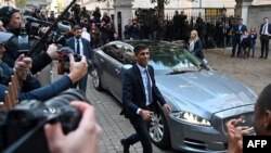 Novi lider britanske Konzervativne partije i budući premijer Riši Sunak po dolasku u središte stranke u Londonu nakon što je proglašen pobednikom trke za lidera torijevaca, 24. oktobar 2022.