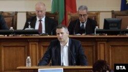 "Предстои ни да бъдем коректив на назначено служебно правителство, което действа без санкция на народните представители", каза Иван Христанов от трибуната 