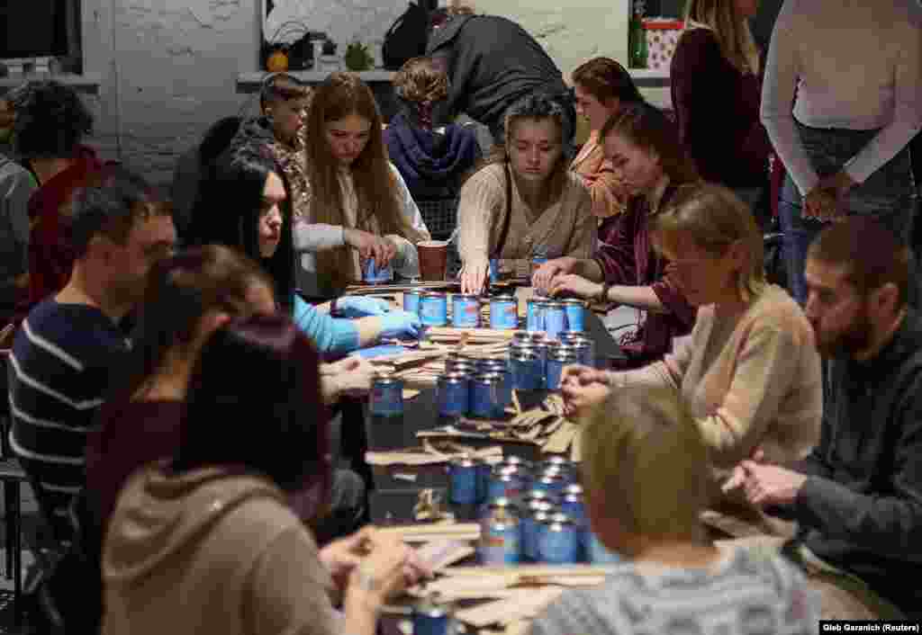 Kijevi civilek gyertyát készítenek a lövészárkokban harcoló katonáknak