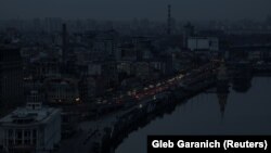 Кметът на Киев Виталий Кличко се надява електроснабдяването в града да бъде възстановено до нормални нива "до две-три седмици". 