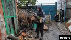Mnogi stanovnici Černihiva i drugih ukrajinskih gradova možda će se morati oslanjati na drvo kako bi se ogrijali ove zime usred ruskih napada na energetska postrojenja u zemlji. (ilustrativna fotografija)