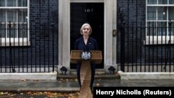 Британската премиерка Лиз Трас ја објави својата оставка, пред Даунинг стрит број 10, Лондон, Британија, 20 октомври 2022 година. 