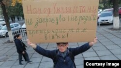 Укук коргоочу Өндүрүш Токтонасыров орусиялык ырчынын концертине каршы пикетке чыкты. Бишкек. 3-ноябрь, 2022-жыл.