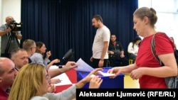 Crna Gora - Glasanje na jednom od biračkih mjesta u Podgorici, 23. oktobar , 2022. godine