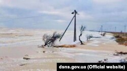 Як нагадали у ДСНС, сильний вітер і високі хвилі на Азовському узбережжі призвели до підвищення рівня води на з’єднаній з островом Федотовій косі