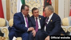 Tajik President Emomali Rahmon with Kazakh President Nursultan Nazarbaev and Uzbek Shavkat Mirziyaev on May 21.