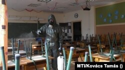 A honvédség fertőtleníti a soroksári Török Flóris Általános Iskolát 2020. október 28-án.