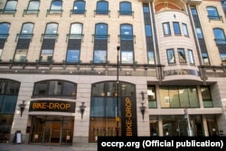 A Pandora-iratok szerint ez a 66,5 millió font értékű irodatömb az elegáns londoni Mayfair negyedben található Conduit Streeten Alijev azeri elnök családjáé. Az ingatlant 2018-ban vásárolták egy Brit Virgin-szigeteki cégen, a Hiniz Trade & Investmenten keresztül