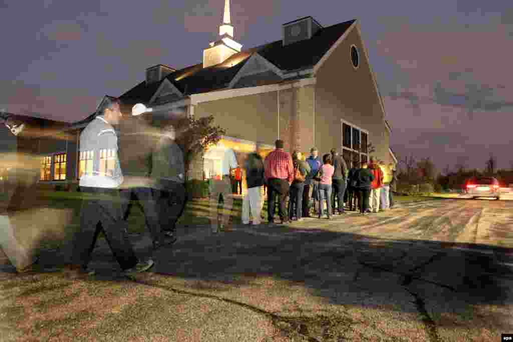 Понад 150 людей вишикувалися в чергу до виборчої дільниці в місті Дірфілд, Огайо