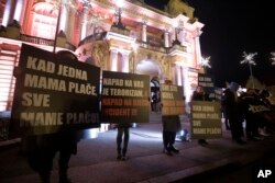 Okupljanje ispred jedne od škola u Zagrebu posle napada nožem u kojem je jedno dete ubijeno, a troje ranjeno, 23. decembar 2024.