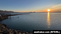 نمایی از دریای خزر از سواحل ترکمنستان