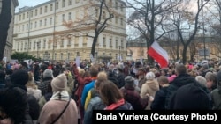 Наймасовіша акція на згадку про Ізабеллу, за участю десятків тисяч людей, пройшла у польській столиці Варшаві