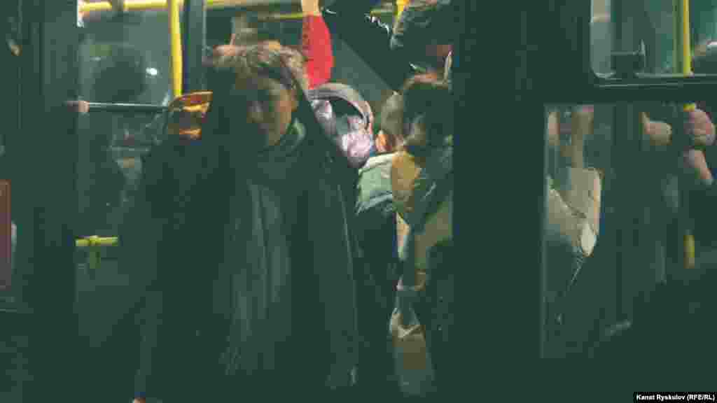 Мурда Бишкекте эртең менен жана кечке жуук же элдин баары окуу, жумуштан чыкканда жол тыгындары пайда болсо, азыр ал көбөйүп, элди эки эсе түйшүккө салат. Ичи толо транспортто баратып, ал аз келгенсип жол тыгындан жылбай көпкө турган, дем жетпей тумчуккан учур бардык эле шаардыктардын башынан өтсө керек.&nbsp;