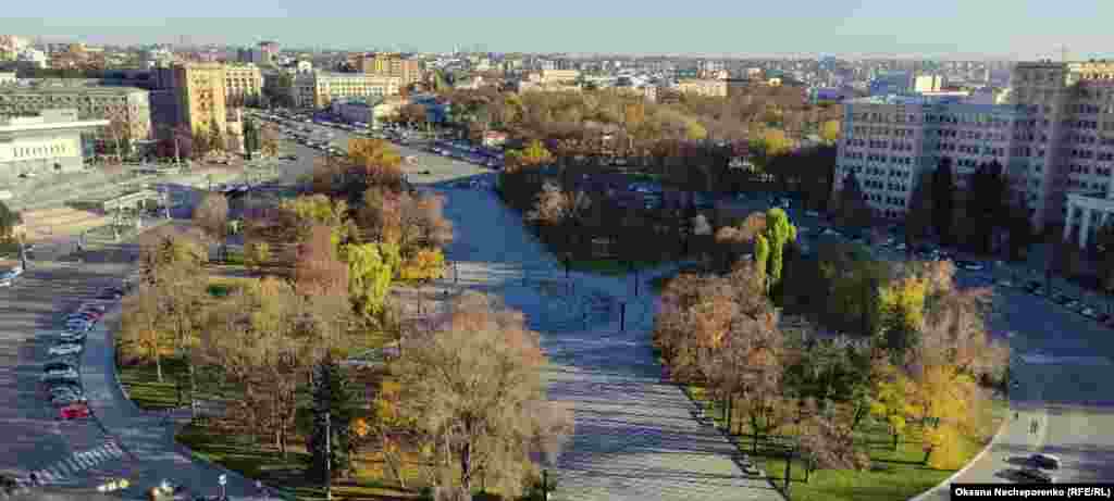Вигляд на сквер та площу Свободи з оглядового майданчика на будівлі Держпрому
