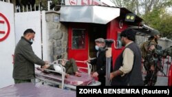 Перевезення до лікарні хлопчика, пораненого внаслідок вибуху, Кабул, Афганістан, 2 листопада 2021 року