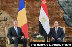 Președintele României, Klaus Iohannis, participă la ceremonia primirii oficiale organizată de către Președintele Republicii Arabe Egipt, Abdel Fattah El-Sisi, cu ocazia vizitei de stat în Cairo, Egipt, octombrie 2021.
