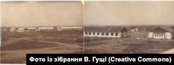 Типове барачне селище для робітників підприємств Дніпрокомбінату, яке функціонувало в Запоріжжі з початку 1930-х до кінця 1960-х років. Фото із зібрання В. Гущі. Фотокопія надана Павлом Кравчуком