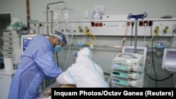 Experții spun că, deși noua tulpină a Covid-19, Omicron, afectează eficacitatea vaccinurilor, ele protejează în continuare contra formelor grave ale bolii. Dar fiind mai contagioasă, noua tulpină va provoca și mai multe îmbolnăviri.