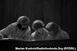 За якийсь короткий час ускладнюється дихання, запотіває чоло, окуляри і руки тягнуться до обличчя. Попереду ціла доба – чергування лікаря, медсестри чи санітарки.