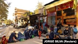 Афганцы у пекарни в Кабуле, октябрь 2021 года