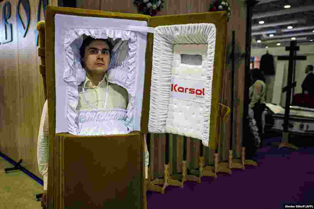 Човек облечен како ковчег&nbsp; Русија - како и многу други земји - забележа нагло зголемување на стапката на смртност во 2020 година, бидејќи пандемијата на коронавирус го зеде својот мрачен данок. Се чини дека тој тренд ќе продолжи. На 27 октомври, земјата објави рекордни 1,123 смртни случаи од ковид-19.