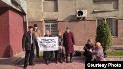 Өкмөт үйүнүн алды. 2021-жылдын 28-октябры.