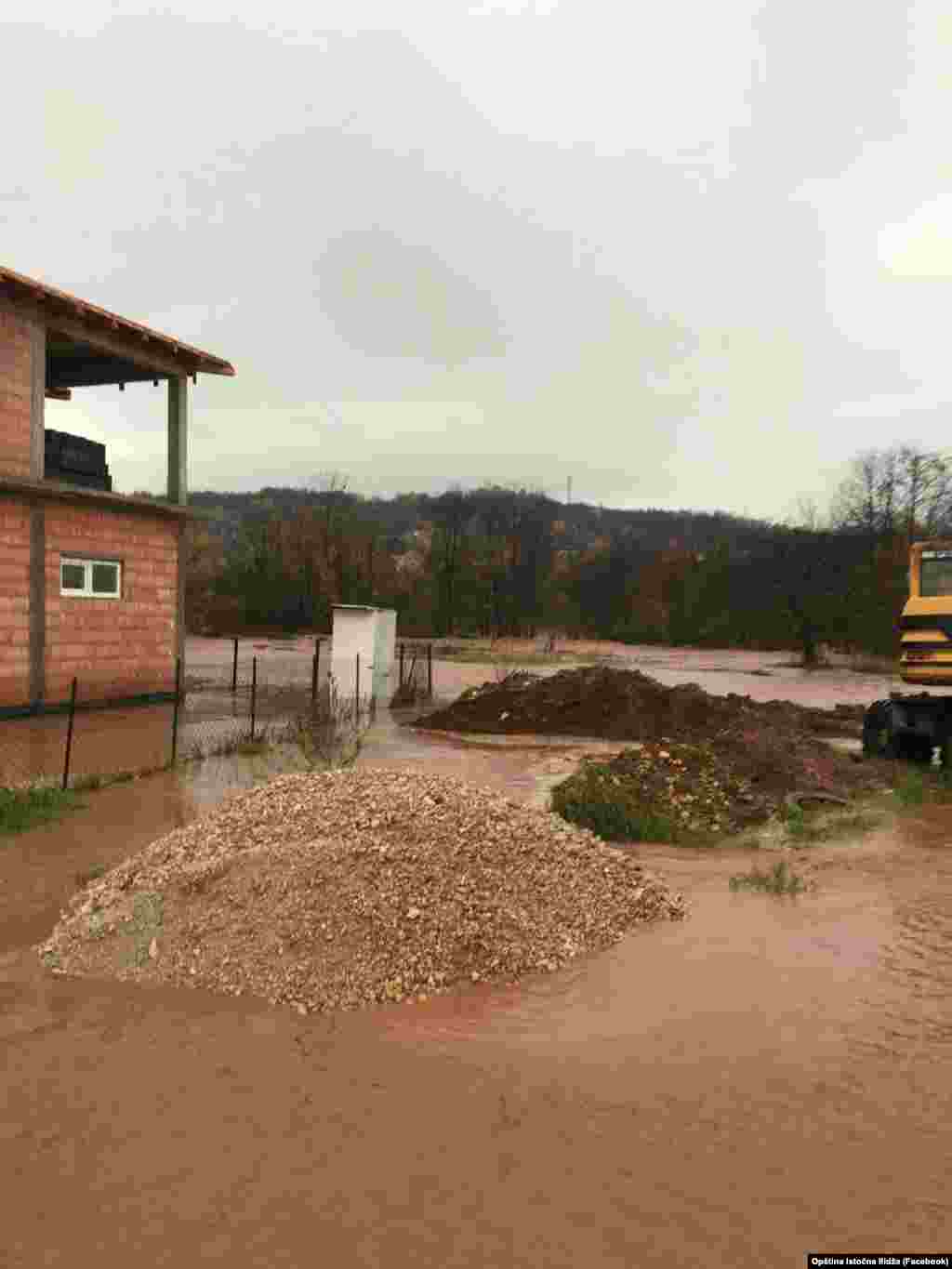 Opština Istočna Ilidža (Republika Srpska) je na zvaničnom facebook profilu zamolila građane da pomognu u akciji punjenja vreća s pijeskom, koji će biti nošeni u korita za odbranu ugroženih naselja. 5. novembra 2021.