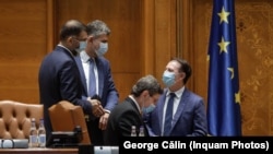 Liderul PNL, Florin Cîțu discutând în Parlament cu președintele PSD, Marcel Ciolacu și fostul ministru PSD al Justiției, Robert Cazanciuc. În cei trei ani de guvernare PNL, Bucureștiul nu au reușit să desființeze Secția Specială înființată în vremea guvernului Dragnea/Dăncilă, un instrument de presiune asupra magistraților. Majoritatea solidă nu garantează rezolvarea problemei.