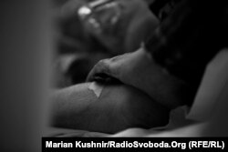 Мокрий кашель із кінця коридору «перегукується» із похрипуванням в іншому кінці. У відділенні, окрім цих звуків, чути лише булькання води у кисневих концентраторах. В самій палаті шиплять труби, які «в’ються» по лікарні як змії.