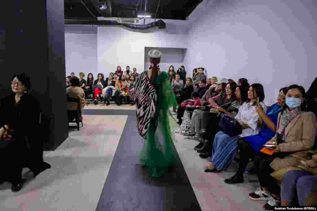 Модный показ организован Союзом дизайнеров Кыргызстана.