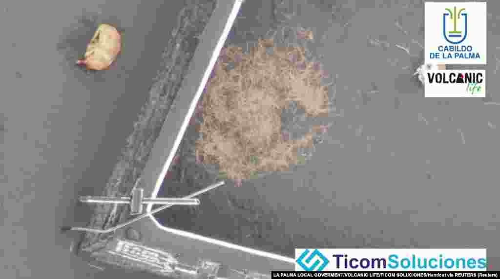 A drónfelvételen egy kutya látható, ahogy a vulkáni hamuban fekszik&nbsp;Todoque településen.&nbsp;A Leales.org állatvédő szervezet drónokkal pásztázza a lávával elöntött területeket, bajba jutott állatok után kutatva. Drónokkal szállítanak vizet és élelmet is nekik, amíg ki nem mentik őket