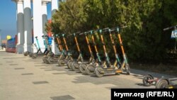 Электр чыгырыктарды (электросамокат) ижарага берүүчү жай. Иллюстрациялык сүрөт.